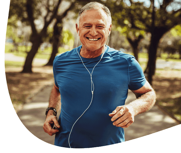 Egy férfi fogat mos a tükör előtt