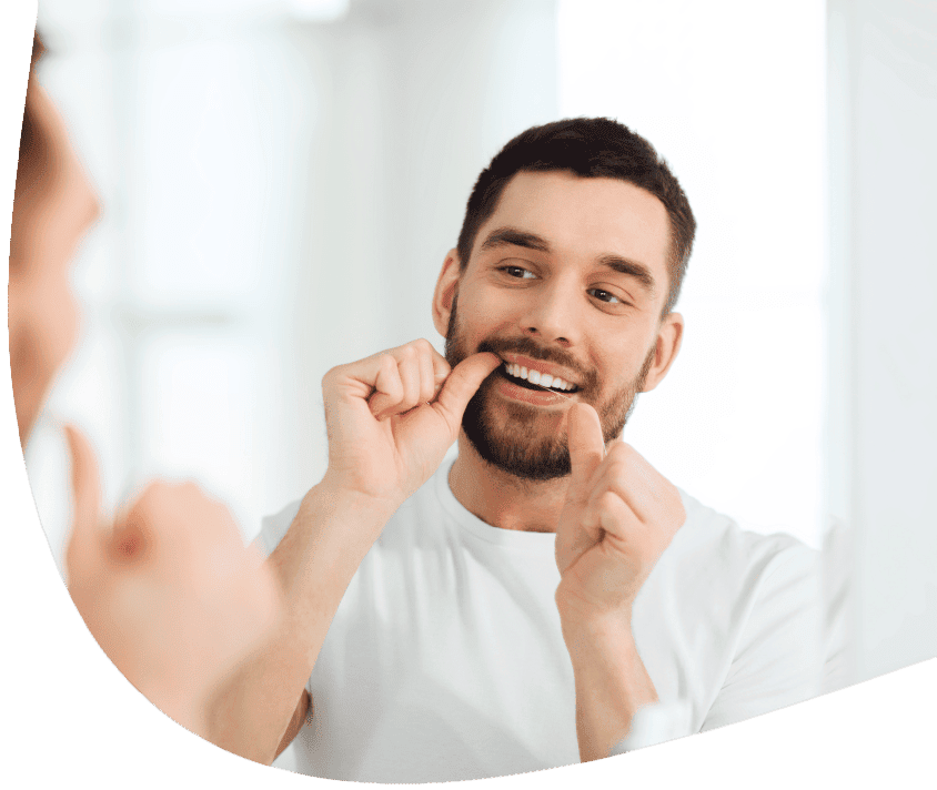 Egy férfi fogat mos a tükör előtt