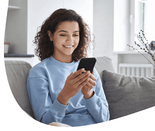 Egy férfi fogat mos a tükör előtt